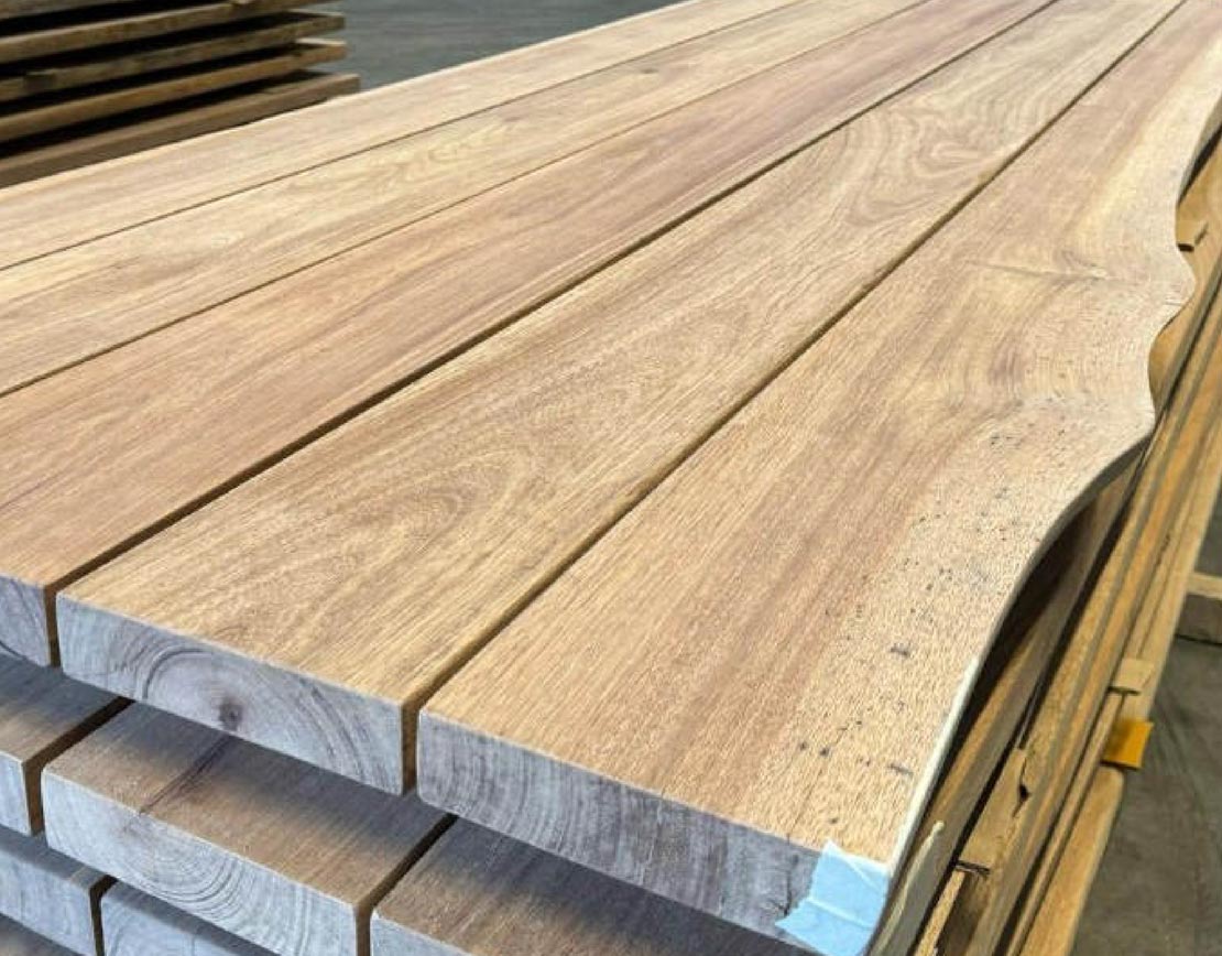 Nahaufnahme Guyana Teak | Referenz Gartentisch | HolzLand Beese in Unna