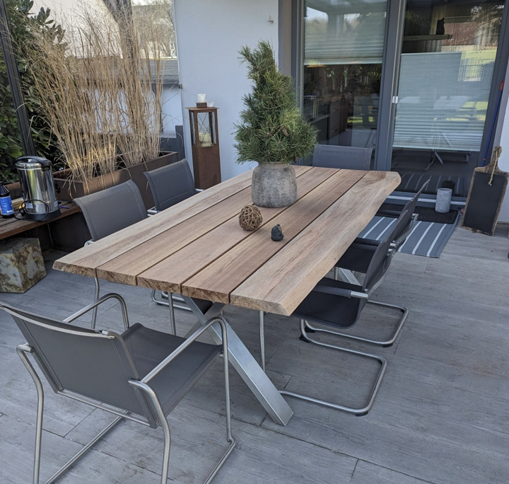 Holztisch auf Terrasse mit X-Gestell | Referenz Gartentisch | HolzLand Beese in Unna