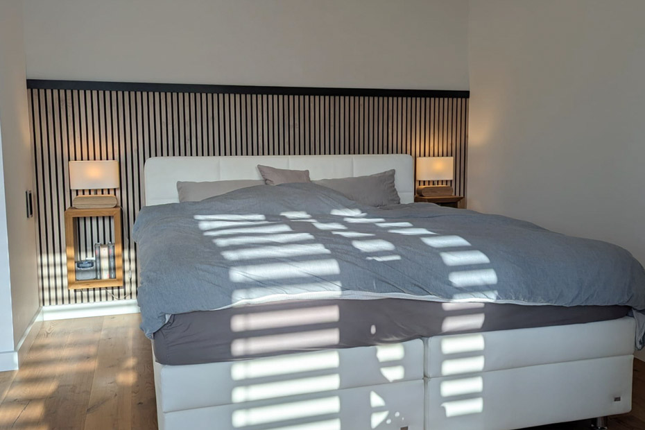 Referenz: Wandpaneele aus Holz im Schlafzimmer | HolzLand Beese in Unna