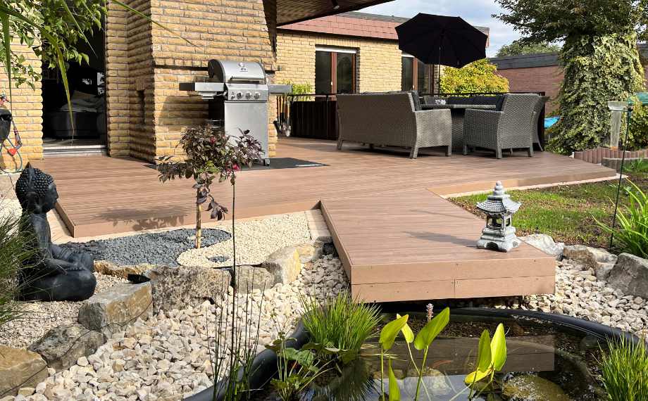 Große Terrasse mit pflegeleichten Terrassendielen WPC, HolzLand Beese Unna
