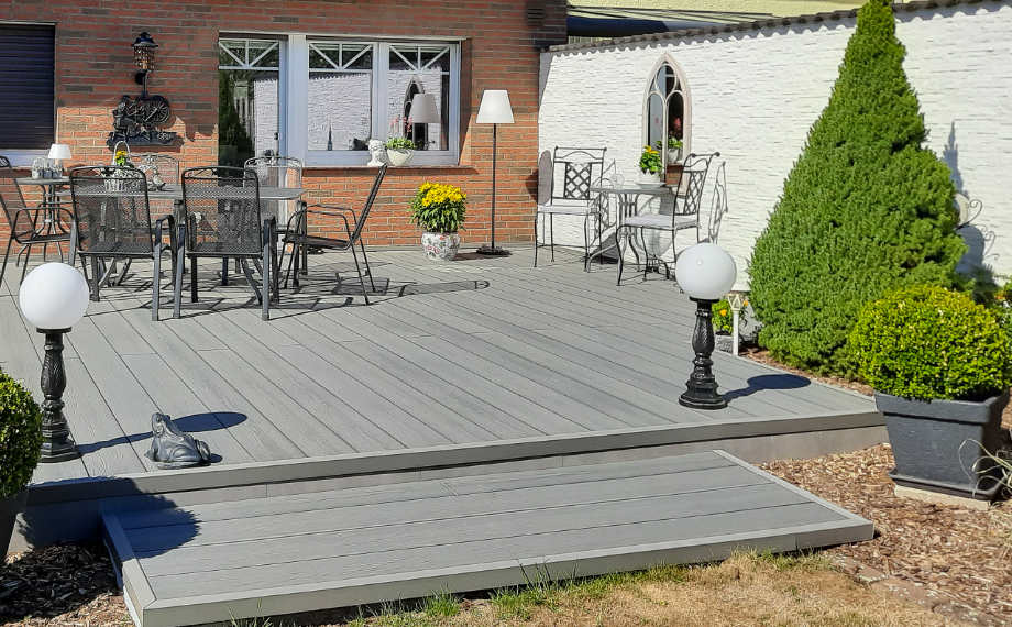 Terrasse mit hellgrauen Terrassendielen WPC, HolzLand Beese Unna