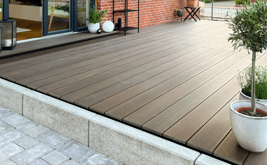 Pflegeleichte Terrasse mit braunen Terrassendielen WPC, HolzLand Beese Unna