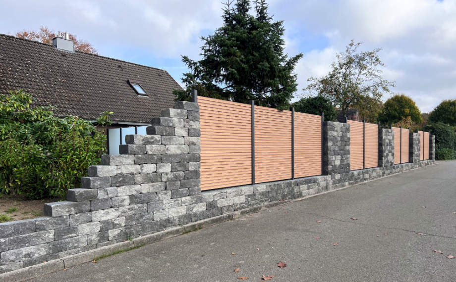 Sichtschutzzaun mit Tür aus Rhombus in Steinmauer von HolzLand Beese in der Nähe von Dortmund