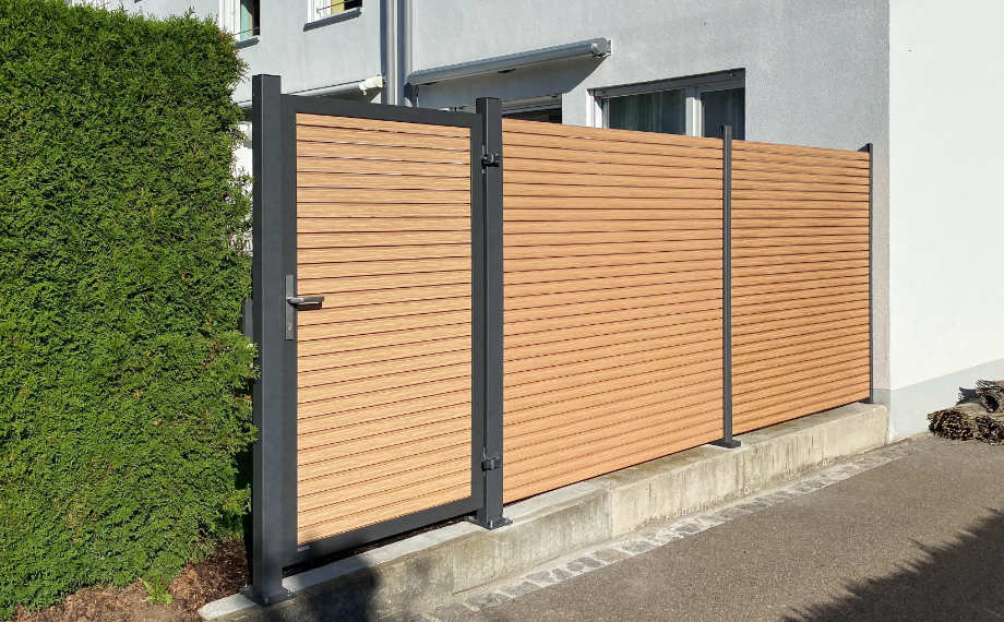 Sichtschutzzaun mit Tür aus Rhombus und Aluminium von HolzLand Beese in der Nähe von Dortmund