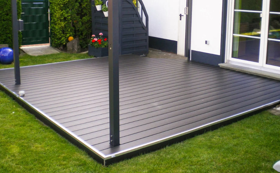 WPC-Terrasse mit Dachvorrichtung, HolzLand Beese Unna