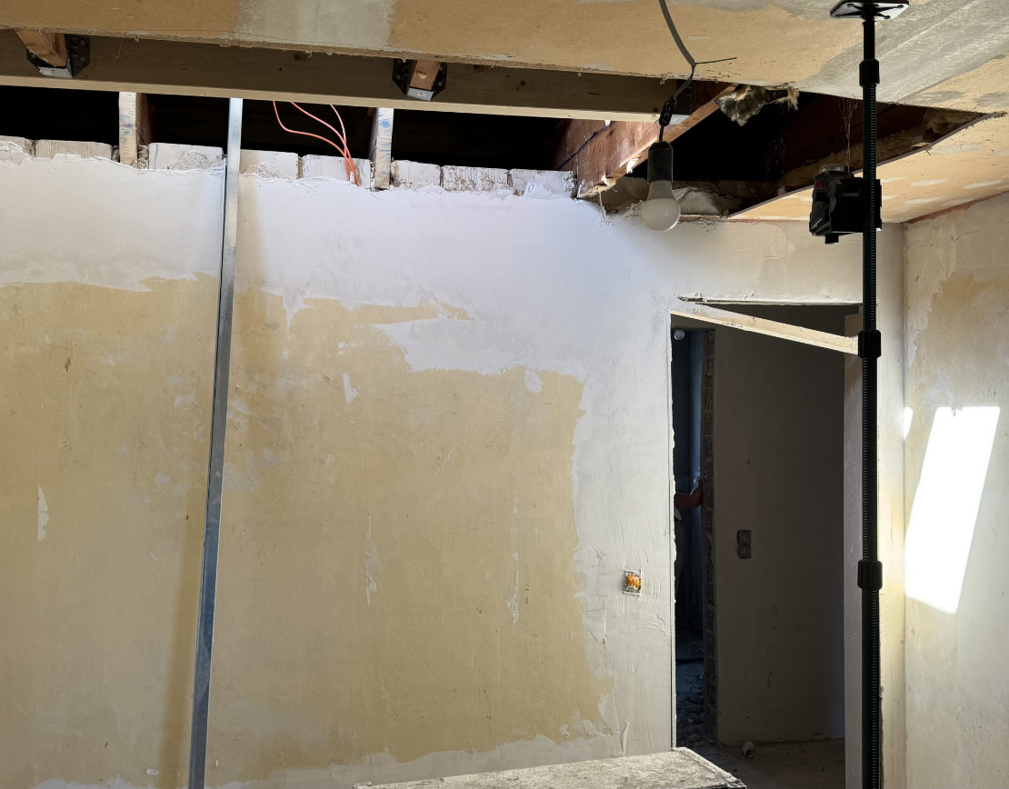 holzland-beese-referenzen-august-fenster-tueren-boden-content-beesondere-leistungen-decke Das Zimmer befindet sich mitten in der Renovierung, die Decke ist abgestützt und ein Deckendurchbruch sichtbar, HolzLand Beese Unna