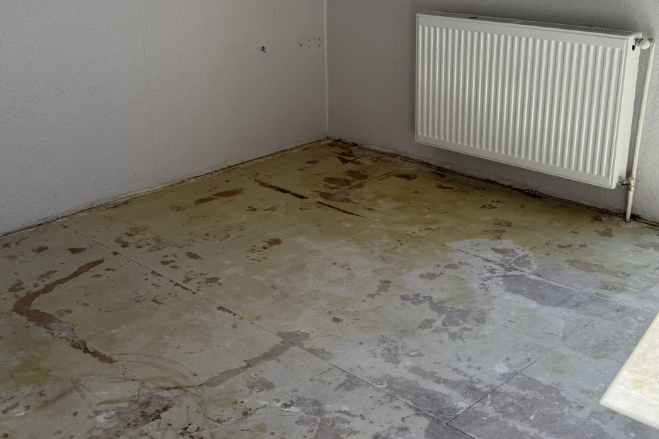 Zimmer mit entferntem Bodenbelag, vorbereitet für neue Beläge; Heizkörper an der Wand, HolzLand Beese Unna