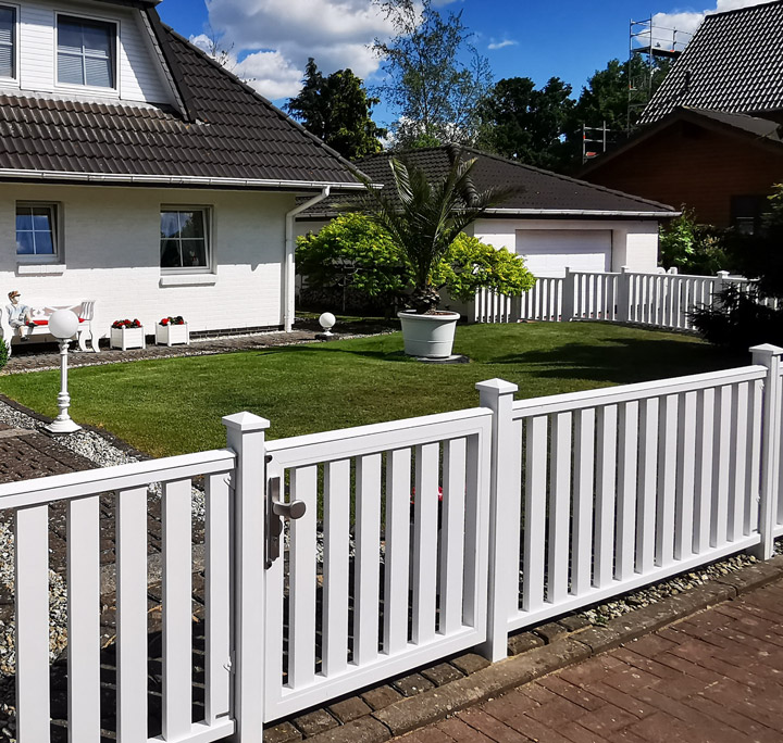 Longlife-Vorgartenzaun in Weiß, Blick auf den Bungalow und Garage im Hintergrund, HolzLand Beese Unna