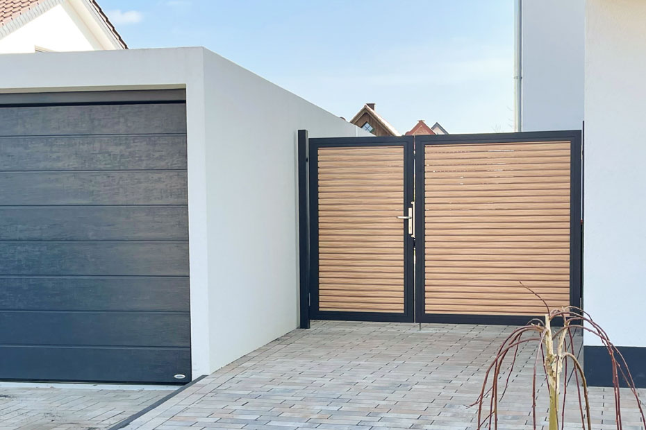 Eingangsbereich vom Garagenbereich zum Garten, ausgestattet mit einem Doppeltor aus Rhombuselementen, HolzLand Beese Unna