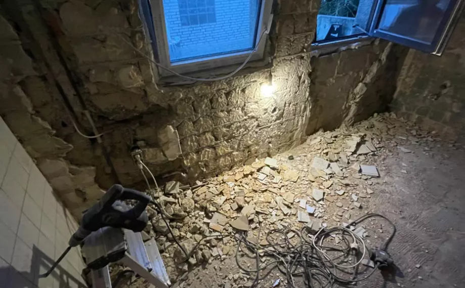 Kellerzimmer während Renovierung, Fliesen werden entfernt, HolzLand Beese Unna