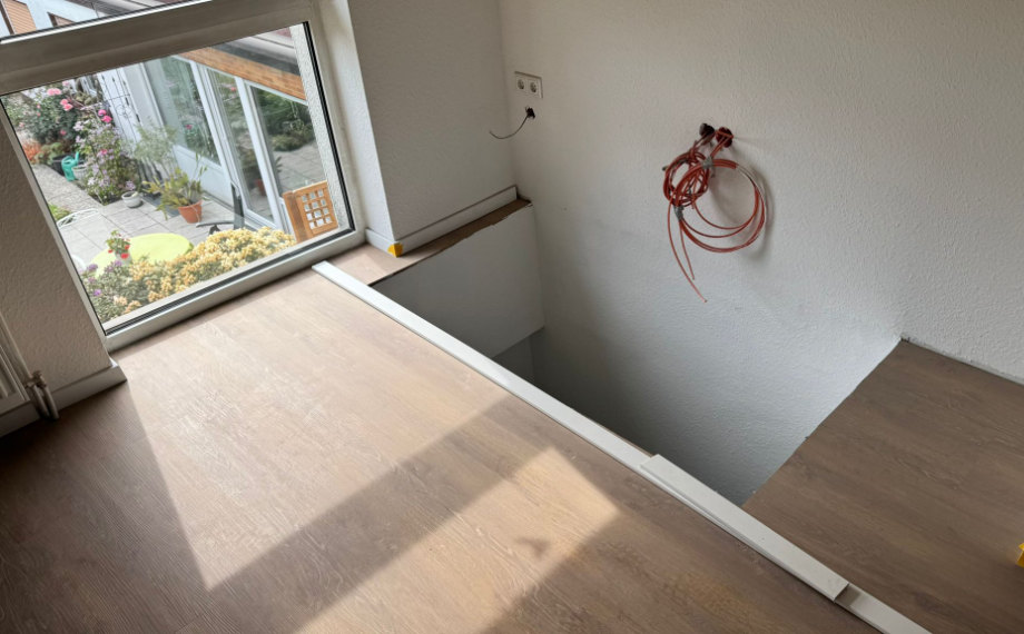 Das frisch renovierte Treppenhaus öffnet den Blick auf den Treppenraum, wo die Treppe noch auf ihre Montage wartet, HolzLand Beese Unna