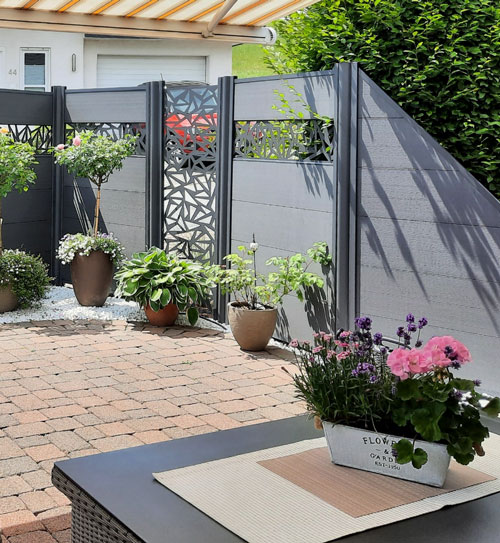 Sichtschutzzaun aus verschiedenen Elementen rund um eine Terrasse, HolzLand Beese Unna
