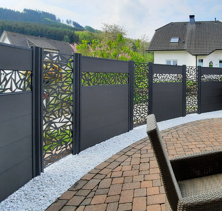 Sichtschutzzaun in Anthrazit rund um eine Terrasse, HolzLand Beese Unna