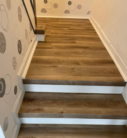 Treppenhaus mit Fußboden und Treppe in durchgehendem Eichen-Vinylbelag, HolzLand Beese Unna