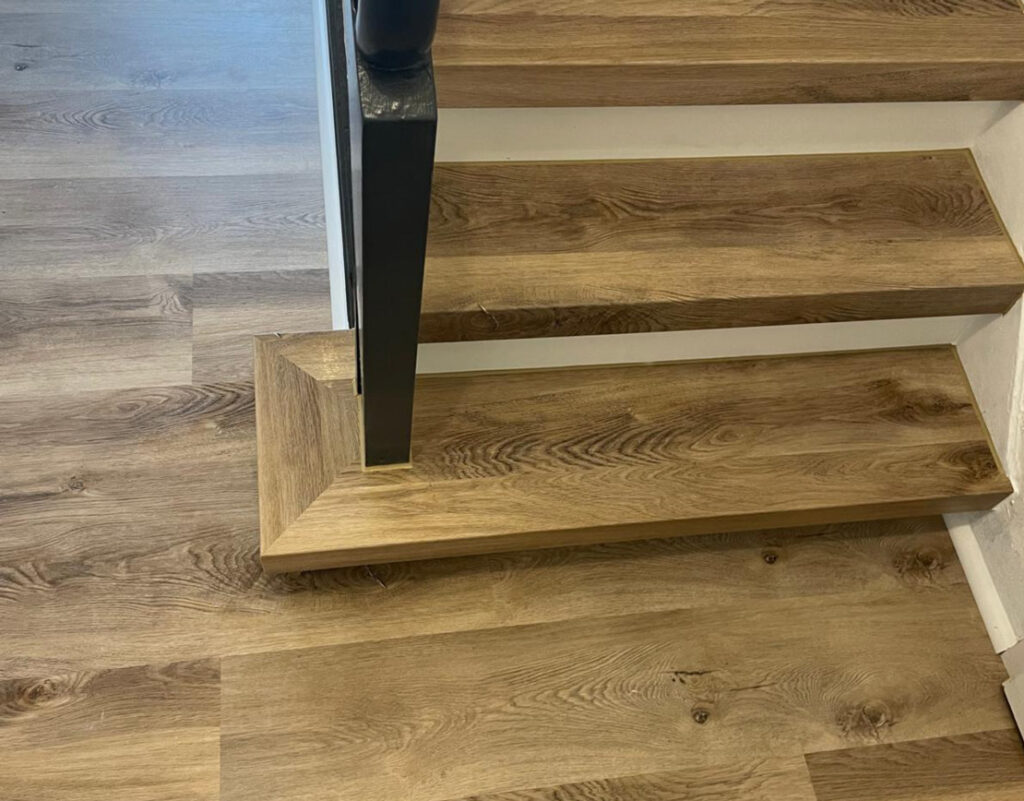 Fußboden und Treppe mit dem gleichen Vinylbelag in Eichenoptik, HolzLand Beese Unna