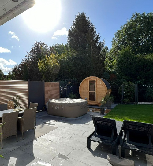 Gartensauna mit passendem Sichtschutzzaun und Whirlpool im Garten, HolzLand Beese Unna