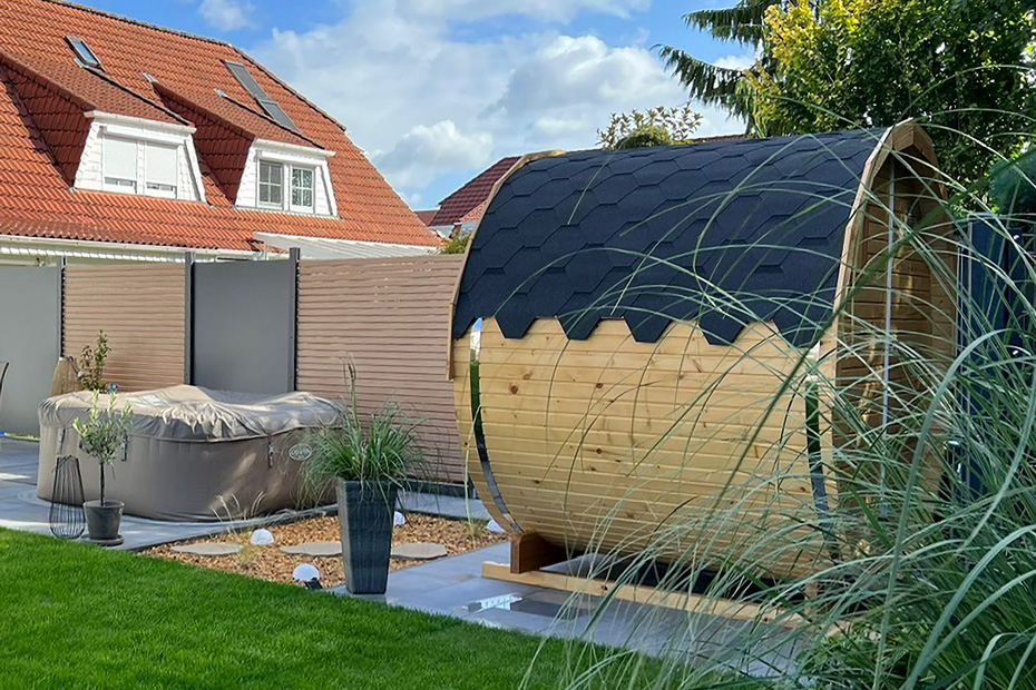Gartensauna mit passendem Sichtschutzzaun für mehr Wellness und Privatsphäre im Garten