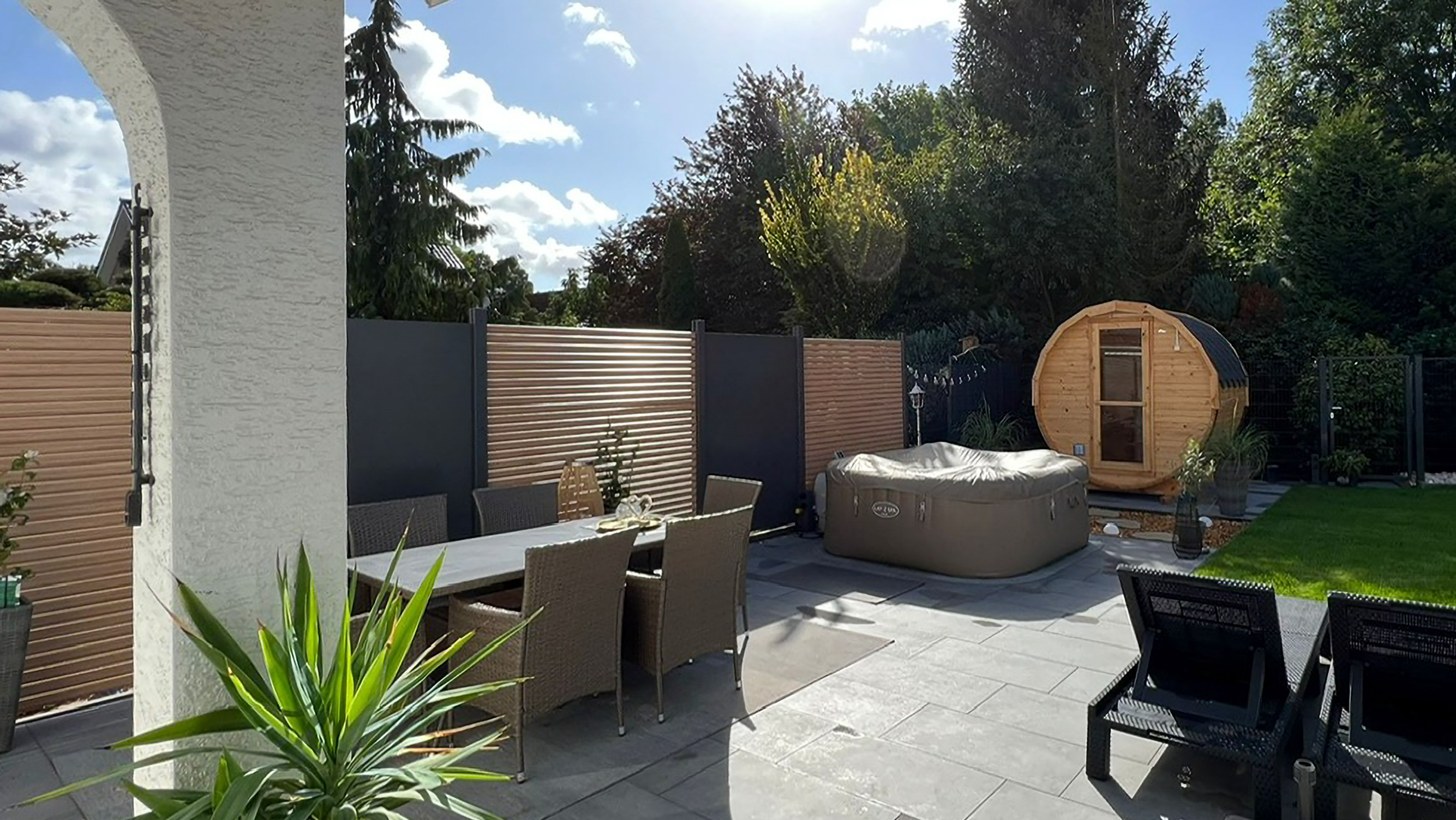Gartenbereich mit Sauna, Sichtschutzzaun, Whirpool und Sitzgelegenheiten, HolzLand Beese Unna
