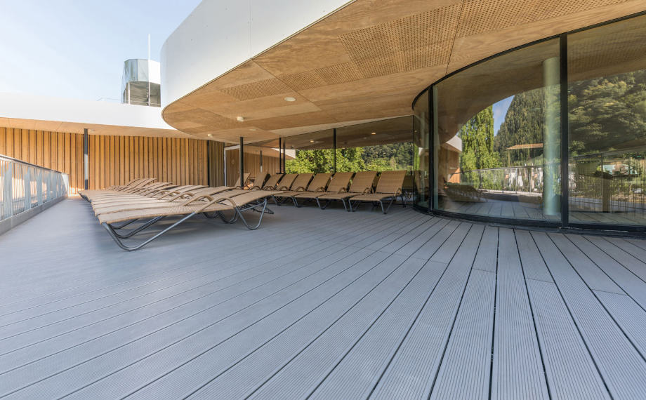 Graue WPC-Terrasse in großem Wellnessbereich, HolzLand Beese Unna