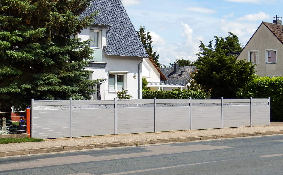 Hellgrauer WPC-Zaun begrenzt Grundstück, HolzLand Beese Unna